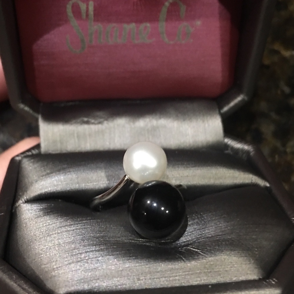 Black and white pearl ring in sterling silver.